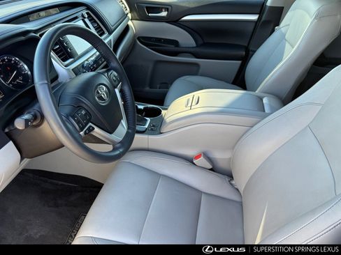 Used 2015 Toyota Highlander XLE image 12