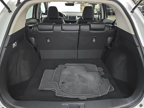 Used 2019 Honda HR-V Touring image 12