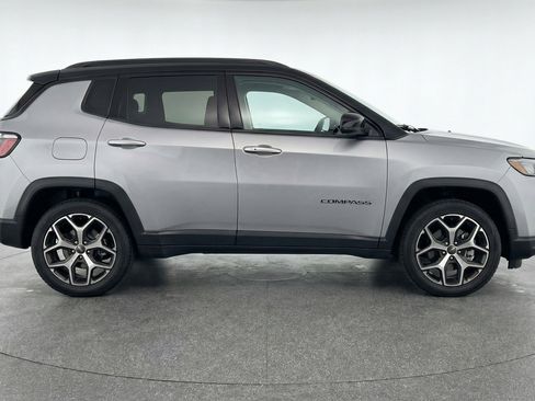 Used 2025 Jeep Compass Limited image 11