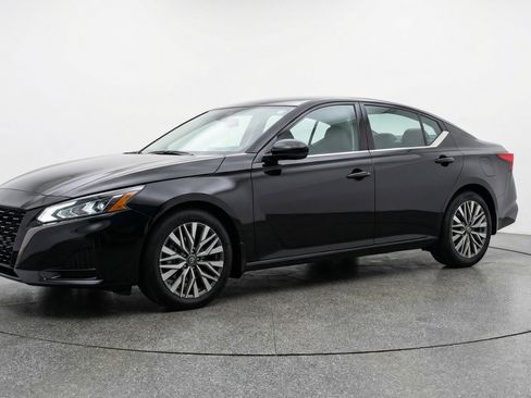 Used 2025 Nissan Altima 2.5 SV image 3