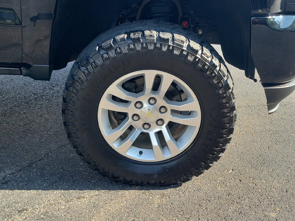 Used 2018 Chevrolet Silverado 1500 LT w/ Redline Edition AWD/4WD image 9
