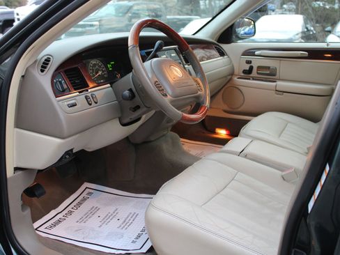 Used 2003 Lincoln Town Car Signature image 8