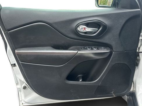 Used 2019 Jeep Cherokee Trailhawk w/ Cold Weather Group image 19