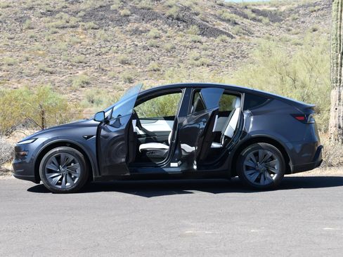 Used 2026 Tesla Model Y AWD image 8