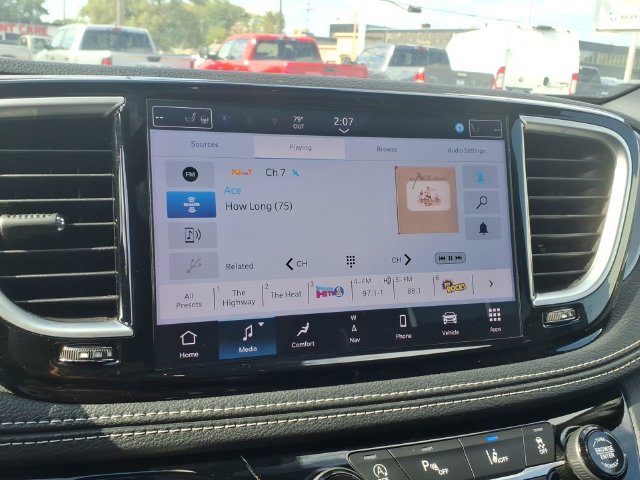 Used 2025 Chrysler Pacifica Limited FWD image 17