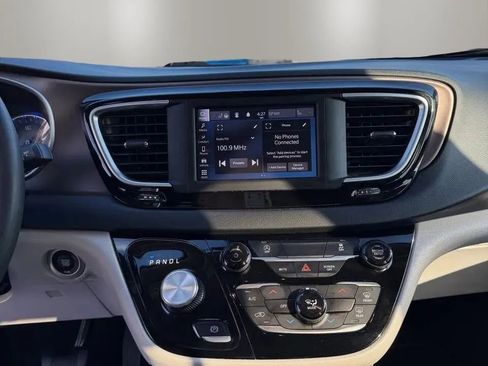 Used 2023 Chrysler Voyager LX FWD image 19