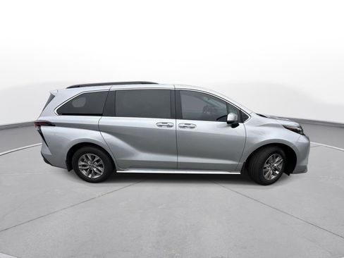 Used 2025 Toyota Sienna XLE image 3