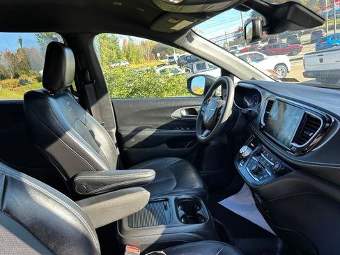 Certified 2022 Chrysler Pacifica Touring-L w/ S Appearance Package image 23