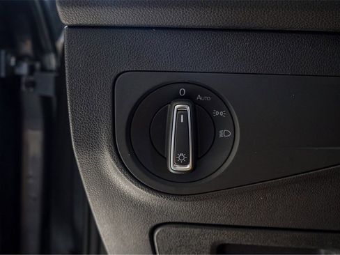 Used 2022 Volkswagen Tiguan SE image 19