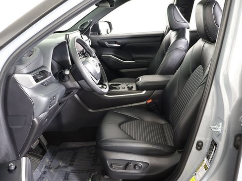 Used 2025 Toyota Highlander XSE image 33