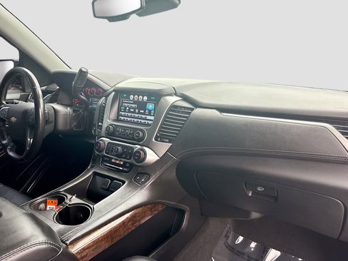 Used 2020 Chevrolet Suburban LT w/ Luxury Package RWD image 32