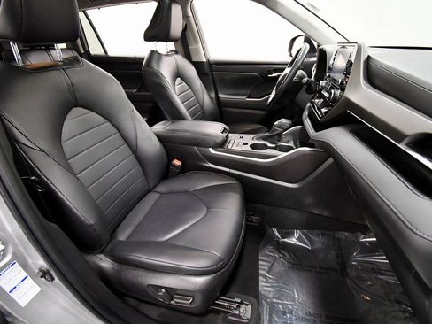 Used 2022 Toyota Highlander XLE image 19