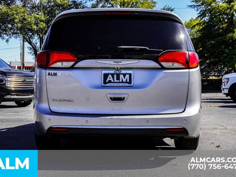 Used 2019 Chrysler Pacifica Touring-L image 13