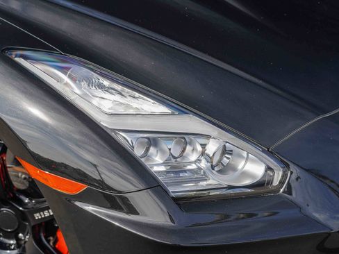 Used 2018 Nissan GT-R NISMO image 2