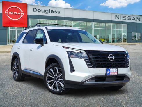 New 2026 Nissan Pathfinder Platinum FWD image 1
