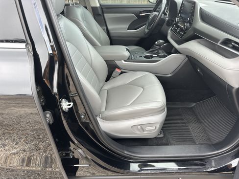 Used 2022 Toyota Highlander XLE FWD image 15