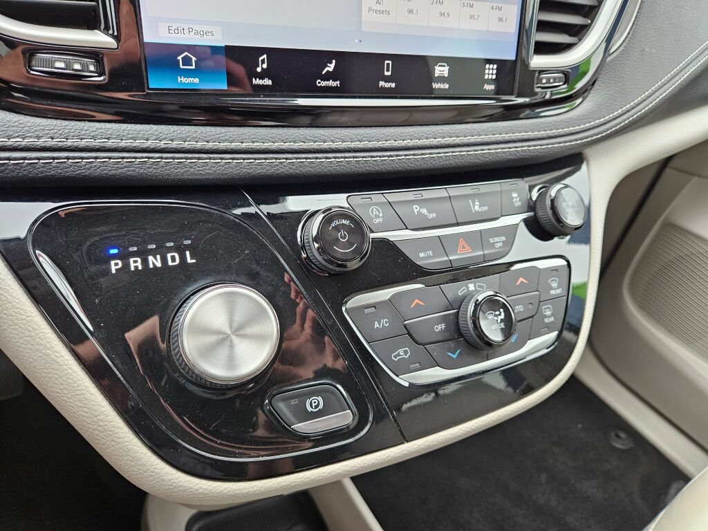 Used 2021 Chrysler Pacifica Touring-L FWD image 22