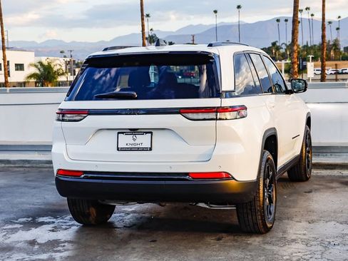 New 2025 Jeep Grand Cherokee Altitude image 9