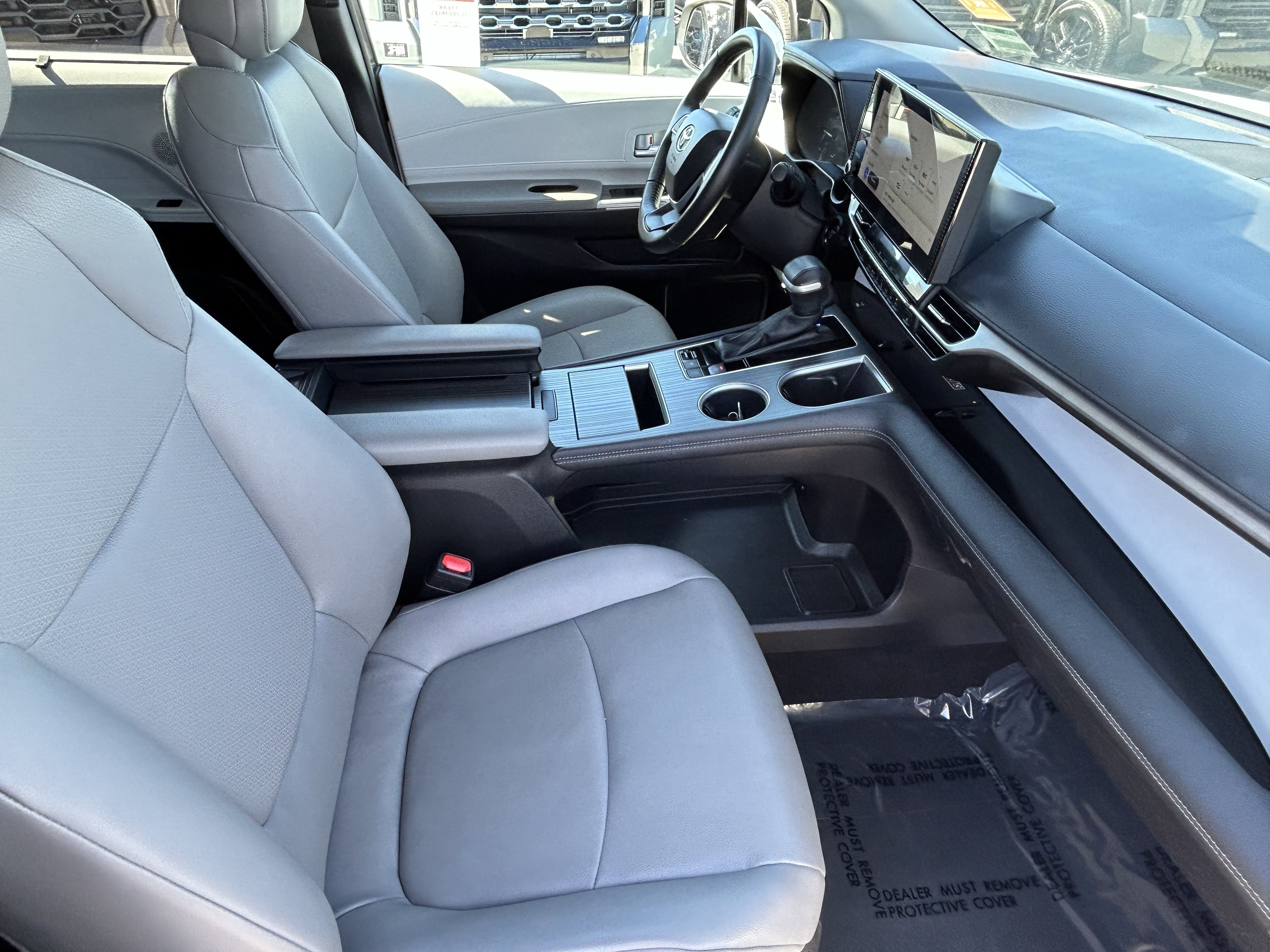 Certified 2025 Toyota Sienna XLE FWD image 10