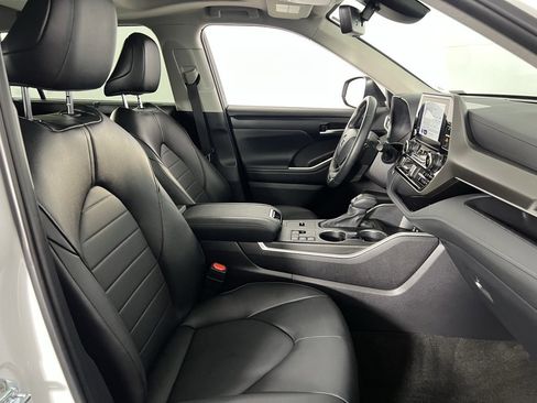 Used 2025 Toyota Highlander XLE image 33