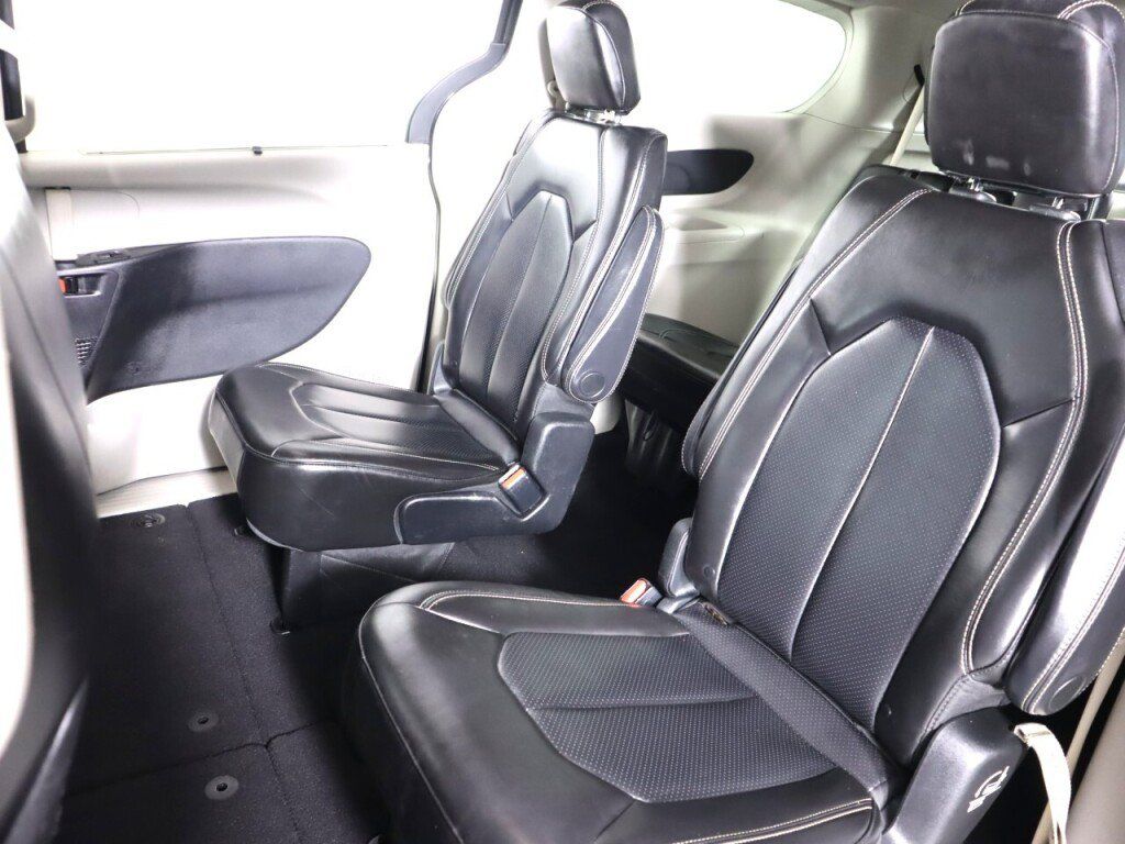 Used 2020 Chrysler Voyager Lxi FWD image 32