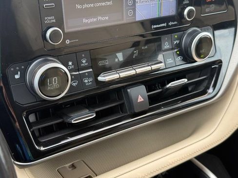 Used 2021 Toyota Highlander XLE AWD/4WD image 29