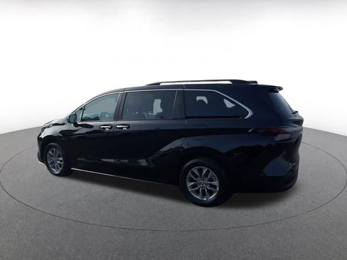Used 2025 Toyota Sienna XLE image 10