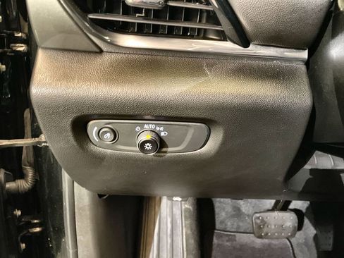 Used 2023 Chevrolet Traverse LT w/ Rear Camera Mirror Package image 17