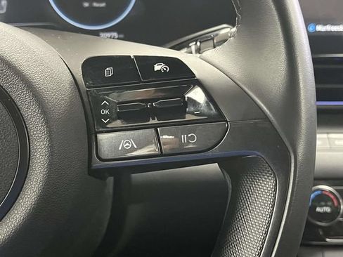 Certified 2025 Hyundai Elantra SEL FWD image 27