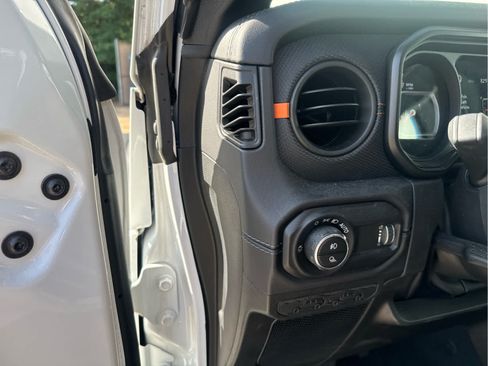 Used 2024 Jeep Gladiator Mojave w/ Technology Group AWD/4WD image 23