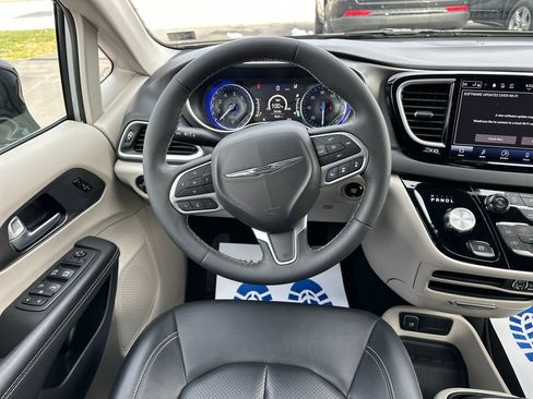 Used 2024 Chrysler Pacifica Touring-L image 18