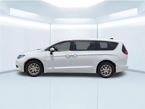 Used 2023 Chrysler Voyager LX FWD image 2