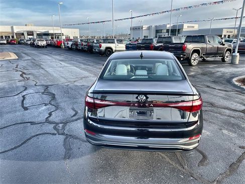 Used 2025 Volkswagen Jetta SE w/ Sunroof Package image 4