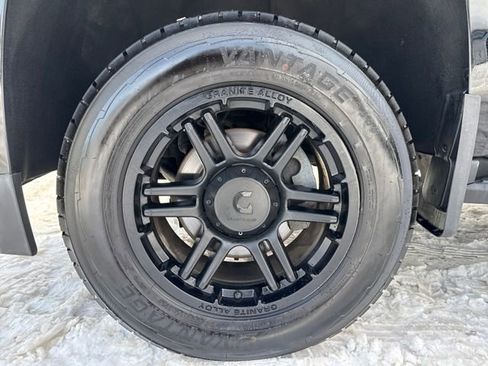 Used 2017 Chevrolet Suburban LT image 28