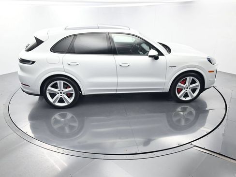 Certified 2025 Porsche Cayenne Turbo AWD/4WD image 43