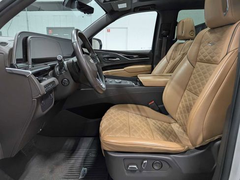 Used 2023 Cadillac Escalade Premium Luxury image 5