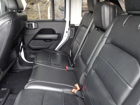 Used 2018 Jeep Wrangler Unlimited Sahara w/ Uconnect 4C Nav & Sound Group image 17