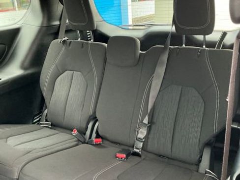 Used 2023 Chrysler Pacifica Touring FWD image 13