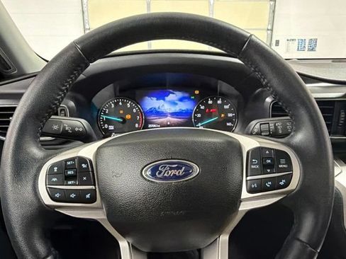 Used 2023 Ford Explorer XLT w/ Equipment Group 202A AWD/4WD image 17