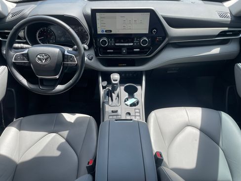 Used 2023 Toyota Highlander XLE AWD/4WD image 20