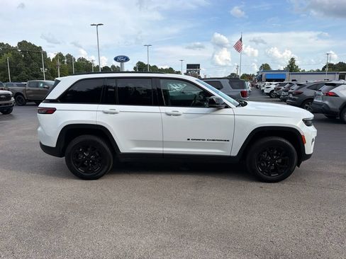 Used 2025 Jeep Grand Cherokee Altitude AWD/4WD image 2