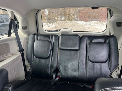 Used 2015 Chrysler Town & Country Touring image 30