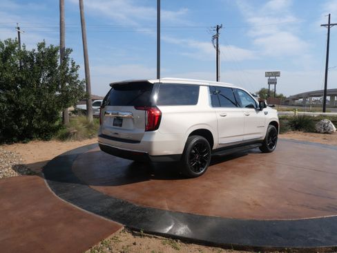 Used 2024 GMC Yukon XL SLT w/ SLT Luxury Package image 2