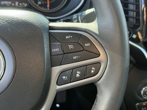 Used 2022 Jeep Cherokee Limited image 17