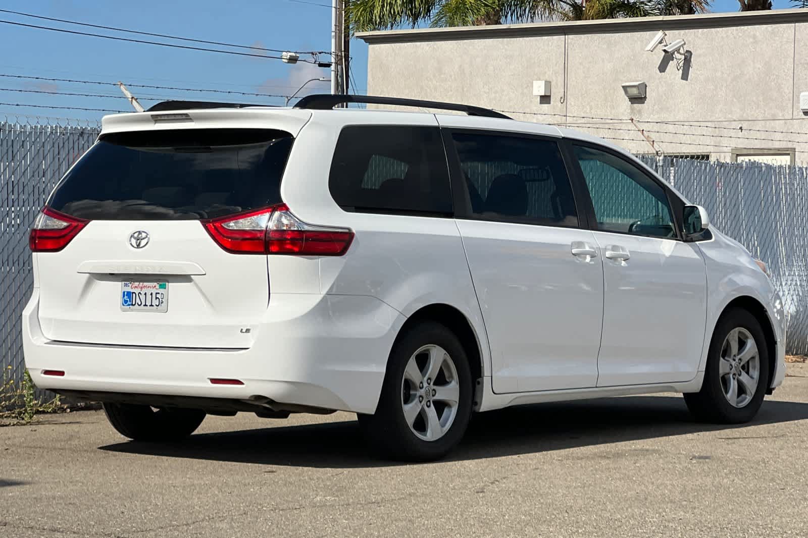 Used 2017 Toyota Sienna LE FWD image 3