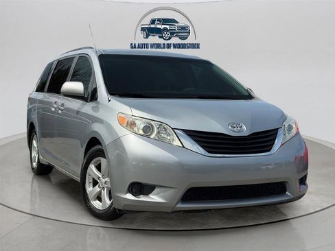 Used 2014 Toyota Sienna LE image 5