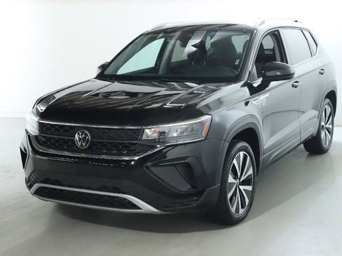 Used 2024 Volkswagen Taos SE image 4