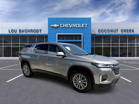 Used 2023 Chevrolet Traverse LT FWD image 2