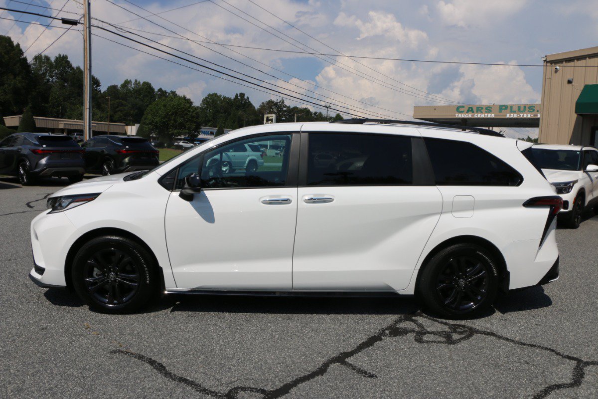 Used 2025 Toyota Sienna XSE AWD/4WD image 2