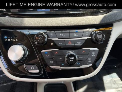Used 2023 Chrysler Pacifica Touring-L FWD image 24